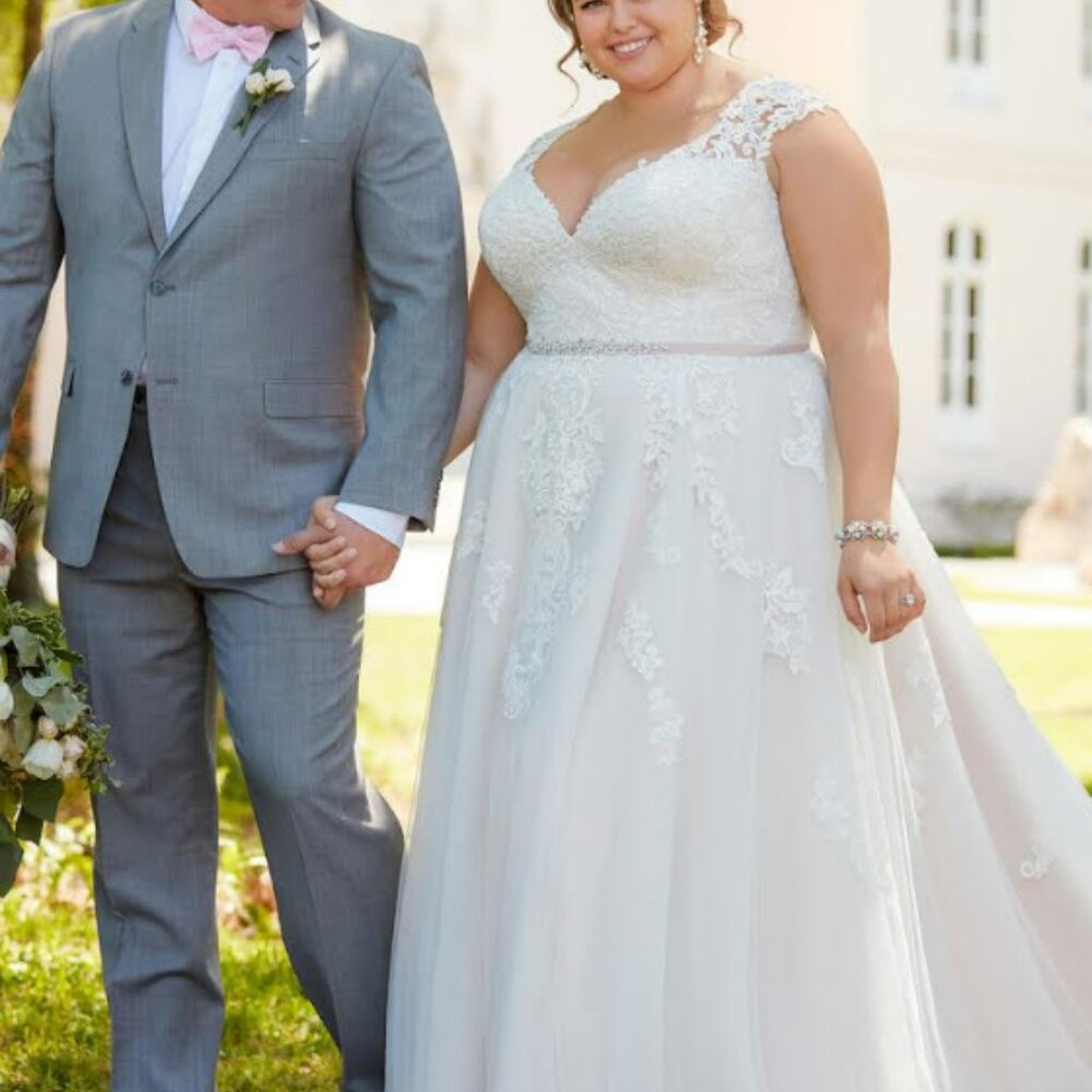 Stella York Romantic Lace Wedding Dress with Cameo Back - Picture 2 of 16